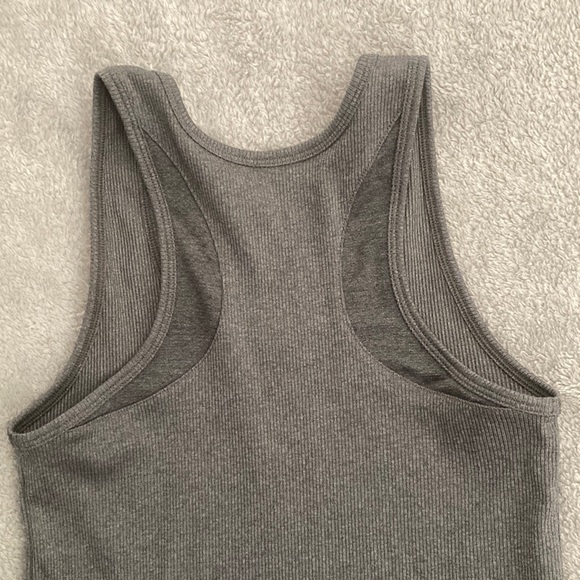LN Under Armour Fitted Heat Gear Gray Women's Size S UA Workout Tank Top - Picture 5 of 8